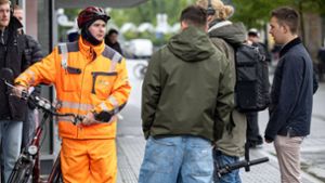 Der „Anzeigenhauptmeister“ wie man ihn kennt: Mit Fahrrad, Helm und Warnkleidung in Tübingen. Foto: imago/Eibner/Dennis Duddek