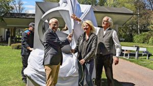 Bürgermeister Fritz Link (links), Sabine Hofmaier und Manfred Molicki enthüllen die Skulptur im Königsfelder Kurpark. Foto: Stephan Hübner