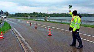 Auf der Suche nach gefälschten Dokumenten: Auch den  Verkehr am Grenzübergang Schwanau nahm die Polizei beim „Sicherheitstag“ in den Blick. Foto:  