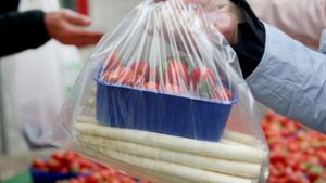Erdbeeren und Spargel werden gern gemeinsam gekauft. Foto: Roland Weihrauch/dpa