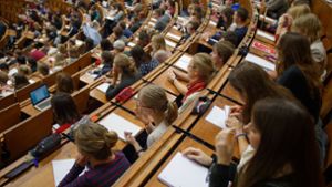 Studentinnen und Studenten während einer Vorlesung. Foto: Swen Pförtner/dpa