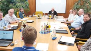 Im Gemeinderat Obernheim sitzt Alexander Hofer am Kopfende des Tisches – dort ist er der Bürgermeister. Foto: Sabine Kappe