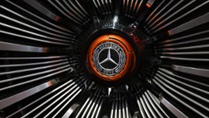 Unter dem Strich fuhr Mercedes-Benz im ersten Quartal mit 3,03 Milliarden Euro rund ein Viertel weniger Konzerngewinn ein. Foto: Martin Schutt/dpa