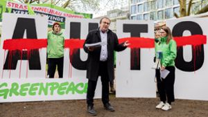 Aktivisten von Greenpeace übergeben eine Petition an den NRW-Verkehrsminister Oliver Krischer (Bündnis 90/Die Grünen). Foto: Rolf Vennenbernd/dpa