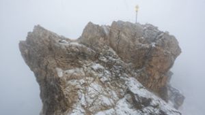 Nebelwolken und Schneetreiben im Juli 2023 auf der Zugspitze (2962 Meter). Foto: Peter Kneffel/dpa