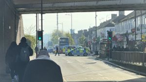 Einsatzkräfte sind im Nordosten Londons nach dem Angriff mit einem Schwert im Einsatz. Foto: Peter Kingdom/PA Media/dpa