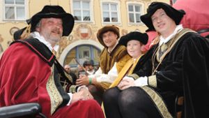 Albrecht Hierath, hier als König Maximilian I. zusammen mit Oberbürgermeister Peter Rosenberger (Zweiter von links) und dem damaligen Bürgermeister Jan Zeitler. Das Foto stammt aus dem    Jahr 2010. Foto: Hopp