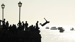 Sprung ins Ungewisse: Spielende Kinder am Meer von Sansibar. Von hier verschlägt es den Protagonisten des Romans nach England. Foto: IMAGO/robertharding/IMAGO