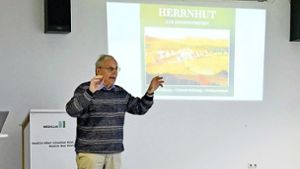 Hans-Beat Motel spricht über die Geschichte Königsfelds und über die Herrnhuter Brüdergemeine. Foto: Stephan Hübner