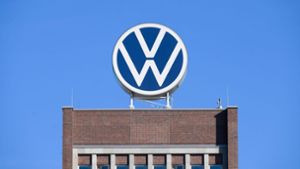Das VW-Logo steht auf dem Markenhochhaus im Wolfsburger Stammwerk. Foto: Julian Stratenschulte/dpa